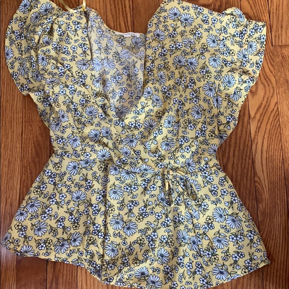 Yellow floral blouse super cute